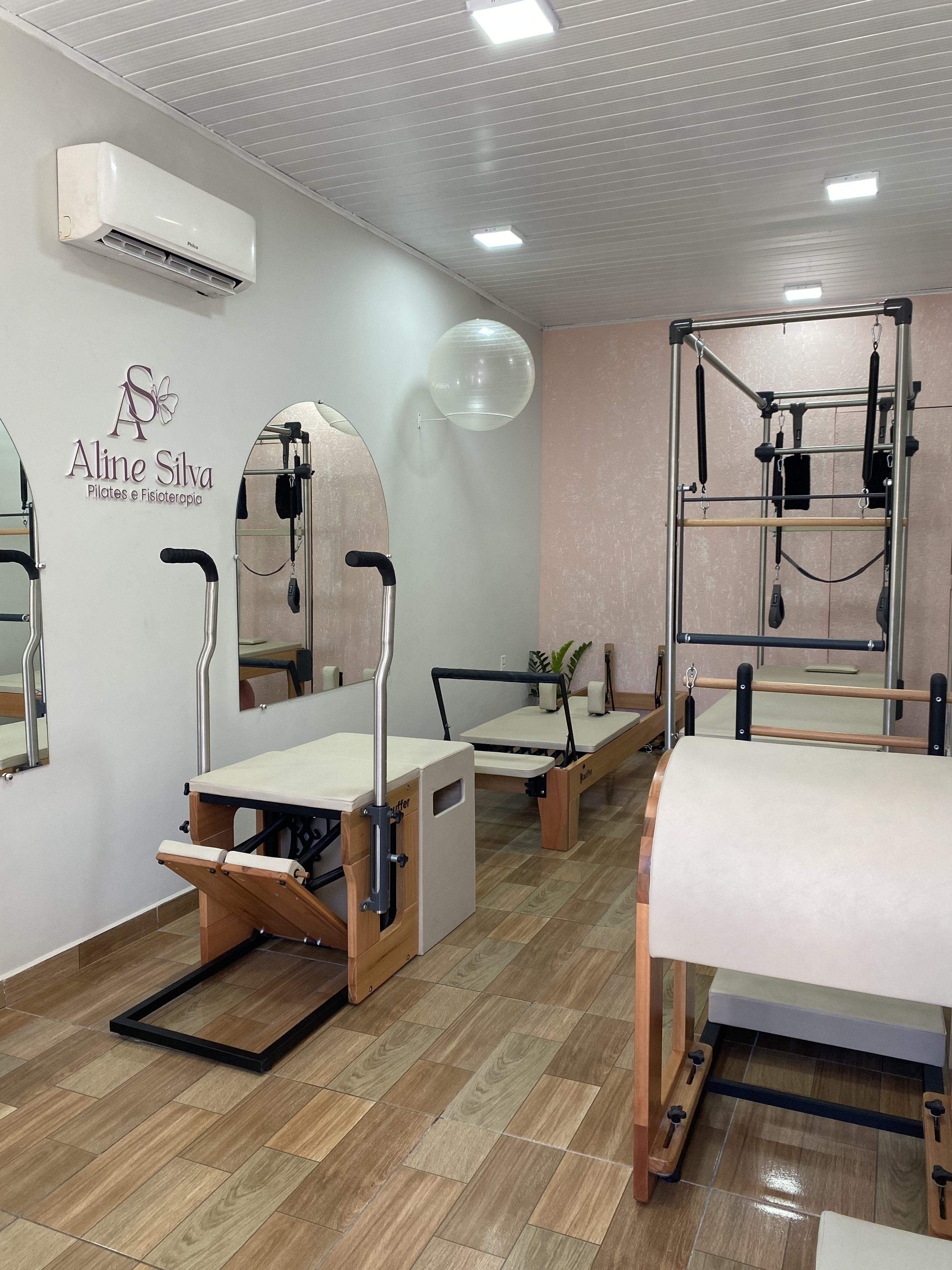 Interior do Studio Aline Silva com aparelhos de Pilates